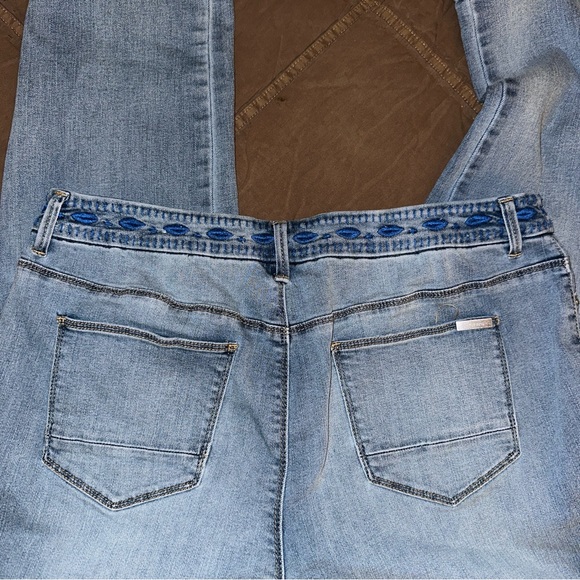 CHICOS So Slimming Embroidered Girlfriend Crop Jeans - Picture 4 of 11